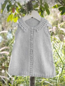 Robe à col crocheté